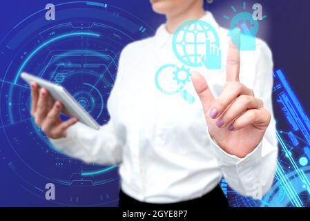 Lady in uniforme in piedi tenere telefono virtuale premere il pulsante futuristico Tech. Foto Stock