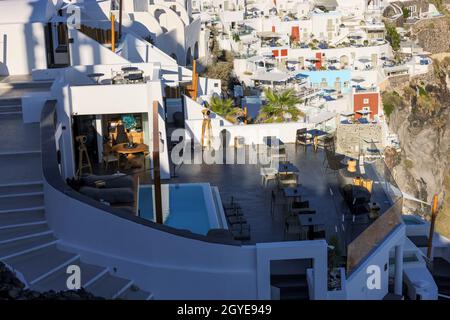 Oia, Santorini, Grecia - 29 giugno 2021: Case imbiancate a Imerovigli sull'isola di Santorini, Cicladi, Grecia Foto Stock