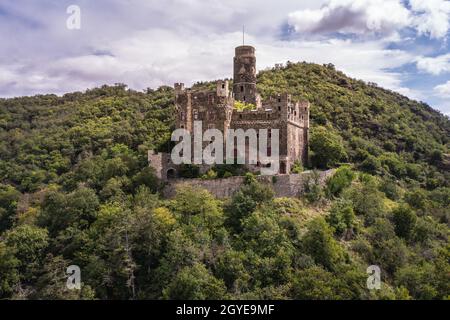 Vista aerea del castello di mouse circondato da verde foresta paesaggio Foto Stock