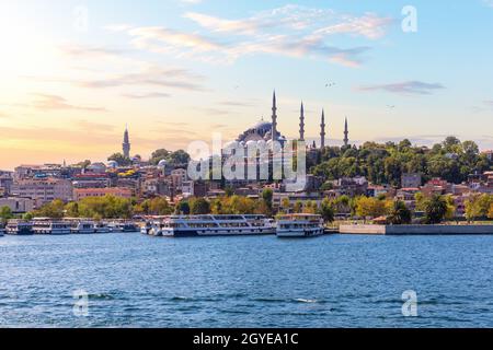 Molo di Eminonu vicino alla Moschea Suleymaniye a Istanbul, vista dal Bosforo al tramonto. Foto Stock