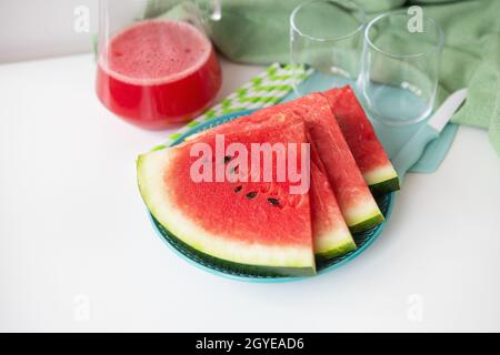 Il processo di preparazione del succo fresco spremuto da cocomero fresco, un frullato sano fatto da cocomero e foglie di menta. Un fresco cockt estivo Foto Stock