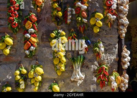 Sirmione, Italia - 28 settembre 2021: Souvenir in ceramica a forma di limoni e aglio. Foto Stock