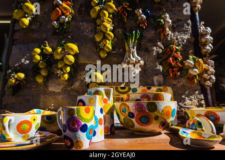 Sirmione, Italia - 28 settembre 2021: Souvenir in ceramica a forma di limoni e aglio. Foto Stock