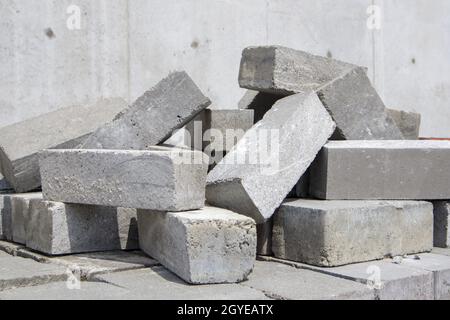 Un palo di mattoni di tipo di cemento. Il mattone solido è usato per costruzione. Lotti di mattoni sciolti di calcestruzzo al luogo di costruzione Foto Stock