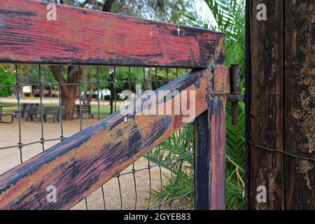 Un vecchio cancello parzialmente aperto Foto Stock