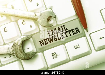 Testo manoscritto Email Newsletter, Business Showcase email inviato per informare il pubblico delle ultime notizie Abstract Programmer Typing Antivirus COD Foto Stock