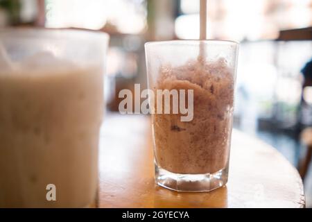 frappuccino dall'aspetto gustoso e frullato in bicchieri con sfondo sfocato Foto Stock