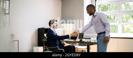 Inabilità dei dipendenti sul posto di lavoro. Agitare a mano in ufficio Foto Stock