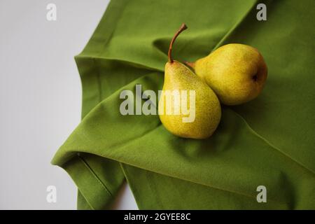 Un maturo giallo Pera si trova su un panno verde. Foto Stock