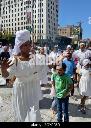 Il gruppo partecipa ad una passeggiata Africana di guarigione intorno ad Harlem durante il giorno del festival African Heritage qui visto alla 125th Street all'Adam Clayton Powell Jr. NY state Office Building. Foto Stock