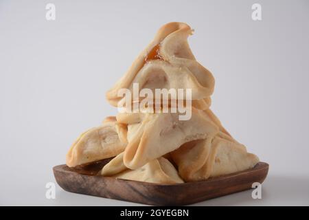 Gustoso Hamantaschen, biscotti triangolari riempiti in tasca o "orecchie di Haman" per il concetto di festa Purim (festa del carnevale ebraico) Foto Stock