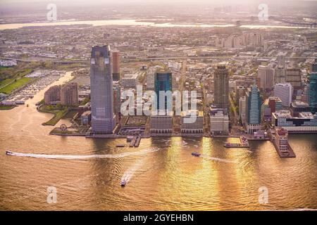 Vista di Jersey City da NY al tramonto. Foto Stock