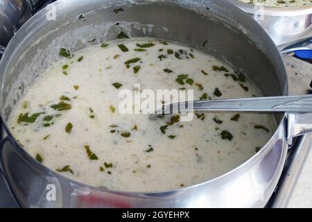 Zuppa di plateau in stile turco, zuppa fatta con yogurt teso, zuppa di yogurt fatta con menta, Foto Stock