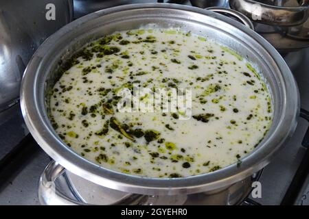 Zuppa di plateau in stile turco, zuppa fatta con yogurt teso, zuppa di yogurt fatta con menta, Foto Stock