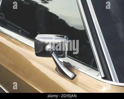 Veduta laterale specchio di una vecchia auto d'epoca, concettuale vintage sfondo con spazio per il testo Foto Stock