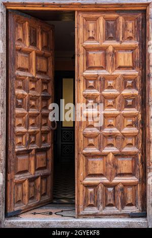 Una massiccia porta di legno antico di ajar. Primo piano. Foto Stock