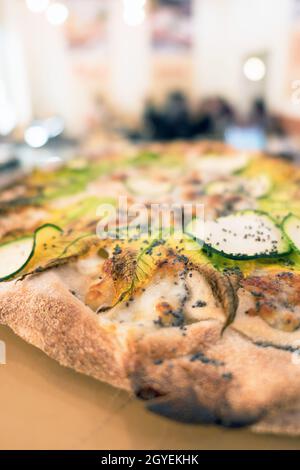 Deliziosa pizza con salmone e verdure. Pizza italiana. Sfondo. DOF. Poco profonda Foto Stock