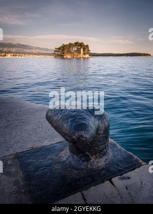 Banjol sull'isola di Rab con sveti Juraj in una lunga esposizione alla sera Foto Stock