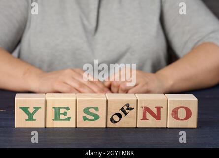 cubetti di legno con l'iscrizione sì e no su sfondo nuda. Il concetto di analizzare e scegliere la decisione giusta, il voto. Verità o menzogna Foto Stock