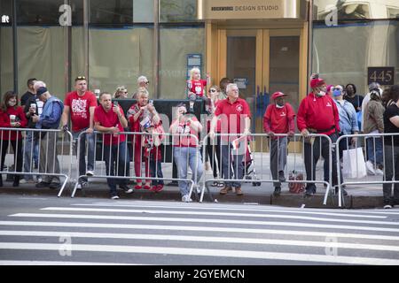 La sfilata Pulaski Day Parade è una sfilata che si svolge ogni anno dal 1936[1] sulla Fifth Avenue a New York per commemorare Kazimierz Pulaski, un eroe polacco della Guerra rivoluzionaria americana. È diventata espressione di vari aspetti della cultura polacca. E' una delle piu' grandi sfilate annuali a New York. La parata del 2021 fu una delle prime a NYC a riprendere dall'inizio della pandemia del Covid-19. Spettatori che indossano rosso polacco alla sfilata. Foto Stock