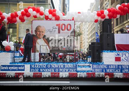 La sfilata Pulaski Day Parade è una sfilata che si svolge ogni anno dal 1936[1] sulla Fifth Avenue a New York per commemorare Kazimierz Pulaski, un eroe polacco della Guerra rivoluzionaria americana. È diventata espressione di vari aspetti della cultura polacca. E' una delle piu' grandi sfilate annuali a New York. La parata del 2021 fu una delle prime a NYC a riprendere dall'inizio della pandemia del Covid-19. Foto Stock