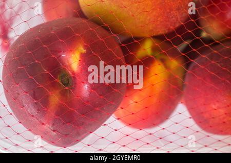 Nettarine sul loro imballaggio di plastica coperto. Primo piano Foto Stock