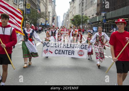 La sfilata Pulaski Day Parade è una sfilata che si svolge ogni anno dal 1936[1] sulla Fifth Avenue a New York per commemorare Kazimierz Pulaski, un eroe polacco della Guerra rivoluzionaria americana. È diventata espressione di vari aspetti della cultura polacca. E' una delle piu' grandi sfilate annuali a New York. La parata del 2021 fu una delle prime a NYC a riprendere dall'inizio della pandemia del Covid-19. Foto Stock