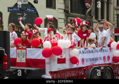 La sfilata Pulaski Day Parade è una sfilata che si svolge ogni anno dal 1936[1] sulla Fifth Avenue a New York per commemorare Kazimierz Pulaski, un eroe polacco della Guerra rivoluzionaria americana. È diventata espressione di vari aspetti della cultura polacca. E' una delle piu' grandi sfilate annuali a New York. La parata del 2021 fu una delle prime a NYC a riprendere dall'inizio della pandemia del Covid-19. Foto Stock