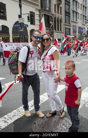 La sfilata Pulaski Day Parade è una sfilata che si svolge ogni anno dal 1936[1] sulla Fifth Avenue a New York per commemorare Kazimierz Pulaski, un eroe polacco della Guerra rivoluzionaria americana. È diventata espressione di vari aspetti della cultura polacca. E' una delle piu' grandi sfilate annuali a New York. La parata del 2021 fu una delle prime a NYC a riprendere dall'inizio della pandemia del Covid-19. Foto Stock