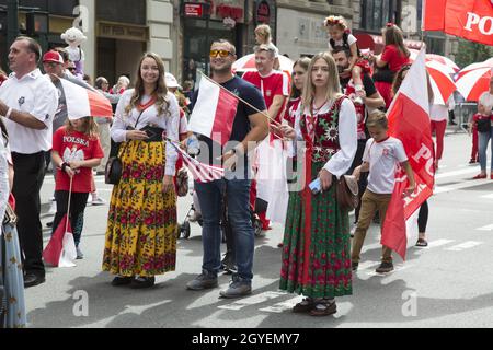 La sfilata Pulaski Day Parade è una sfilata che si svolge ogni anno dal 1936[1] sulla Fifth Avenue a New York per commemorare Kazimierz Pulaski, un eroe polacco della Guerra rivoluzionaria americana. È diventata espressione di vari aspetti della cultura polacca. E' una delle piu' grandi sfilate annuali a New York. La parata del 2021 fu una delle prime a NYC a riprendere dall'inizio della pandemia del Covid-19. Foto Stock