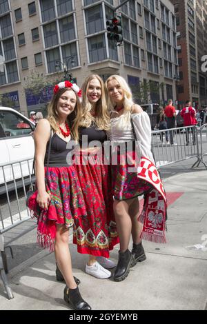 La sfilata Pulaski Day Parade è una sfilata che si svolge ogni anno dal 1936[1] sulla Fifth Avenue a New York per commemorare Kazimierz Pulaski, un eroe polacco della Guerra rivoluzionaria americana. È diventata espressione di vari aspetti della cultura polacca. E' una delle piu' grandi sfilate annuali a New York. La parata del 2021 fu una delle prime a NYC a riprendere dall'inizio della pandemia del Covid-19. Foto Stock