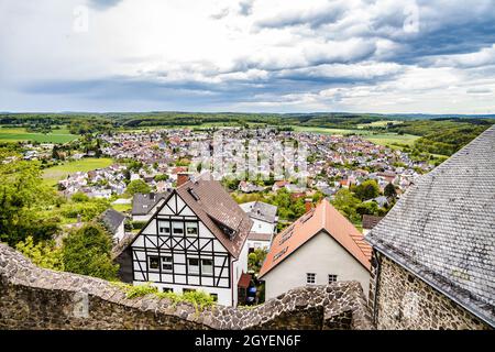 Vista dal castello di Gleiberg al villaggio di wettenberg in Assia Foto Stock