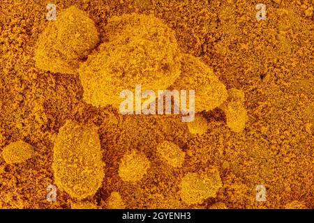 Polvere fine - composto organico giallo metile - al microscopio, larghezza immagine 9 mm. Background scientifico astratto. Foto Stock