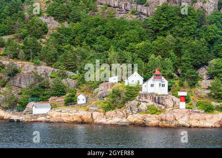 Vista sul faro Odderøya Fyr vicino a Kristiansand in Norvegia. Foto Stock