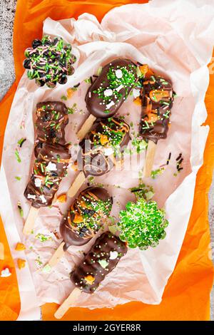 Torta di Halloween pops, cioccolato coperto con coloratissimi spolverini di zucchero Foto Stock