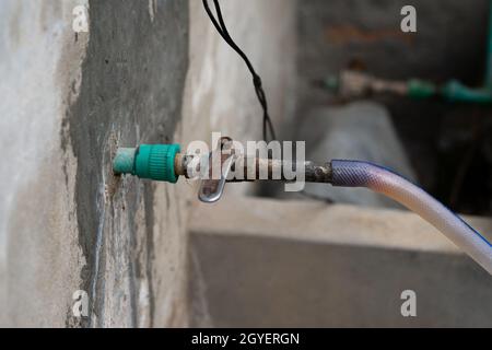 Rubinetto d'acqua in metallo grunge. Ferro arrugginito controllo valvola acqua fegato maneggiato. Foto Stock