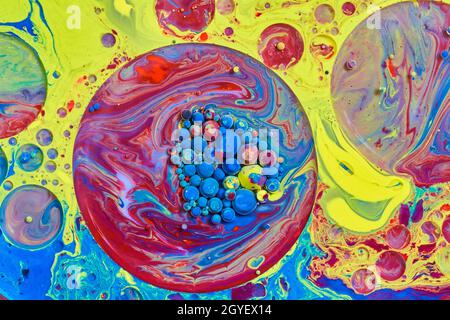 Superficie arcobaleno con motivi circolari e grappoli di orbe Foto Stock