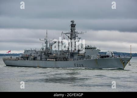 La HMS Lancaster (F229) è tornata a Portsmouth, Regno Unito, il 7 ottobre 2021 dopo un esercizio e un'operazione della NATO nell'Artico. Foto Stock