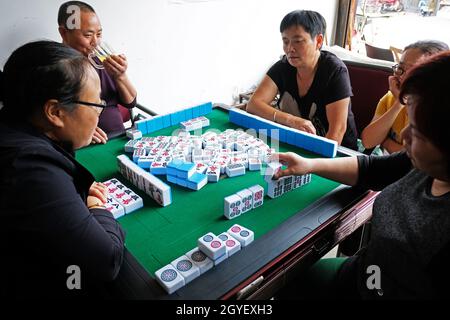 Gli abitanti del villaggio giocano a mahjong nell'antica città di Pringle, Sichuan, Cina Foto Stock