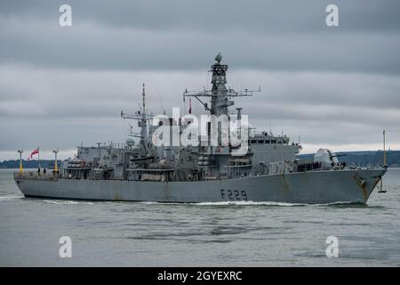 La HMS Lancaster (F229) è tornata a Portsmouth, Regno Unito, il 7 ottobre 2021 dopo un esercizio e un'operazione della NATO nell'Artico. Foto Stock