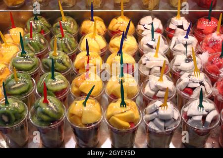 Tazze di Macedonia di frutta in vendita in una bancarella di mercato Foto Stock