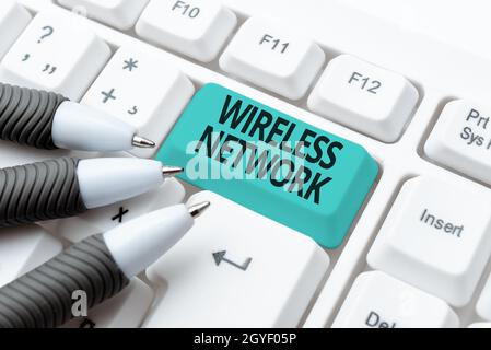 Visualizzazione concettuale rete wireless, concetto che significa rete di computer che utilizza connessioni dati wireless digitando documento di certificazione concetto, Retyp Foto Stock