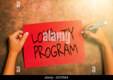 Cartello con la scritta Loyalty Program, Business Showcase marketing effort che fornisce incentivi a ripetere la scrittura di importanti note Brainstormin da parte dei clienti Foto Stock