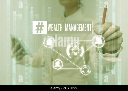 Didascalia di testo Presentazione Wealth Management, parola scritta sulla performance tracking dei fondi come da regolare mercato Signora in uniforme toccare e utilizzare Foto Stock