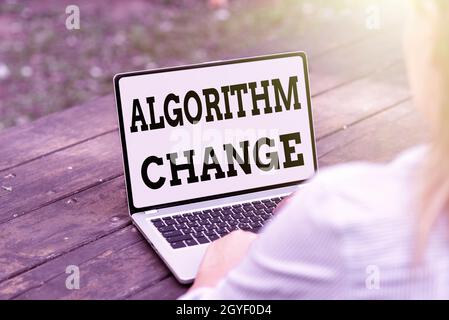 Scrittura visualizzazione algoritmo di testo Modifica, Internet Concept change in procedure progettate per eseguire un'operazione Online Jobs e lavorare in remoto Conne Foto Stock