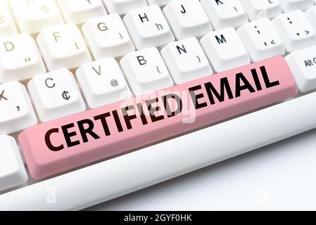 Firma che mostra e-mail certificata, Business Showcase e-mail il cui invio è certificato da una parte indipendente che digita Online Network Protocols, creazione Foto Stock