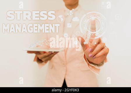 Scrittura a mano di testo stress Management, Business approccio imparare modi di comportarsi e pensare che riducono lo stress Business Woman toccare i dati digitali o Foto Stock