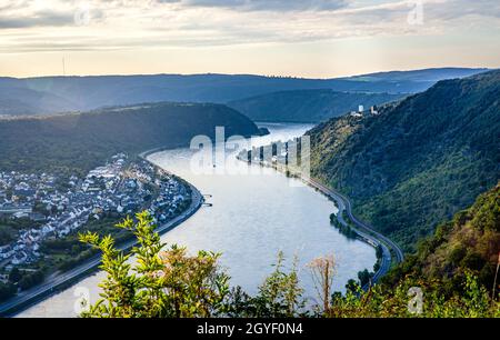 Paesaggio della Valle del Reno Vista dei fratelli ostili castelli Sterrenberg e Liebenstein a Kamp-Bornhofen e il villaggio di Bad Salzig Foto Stock