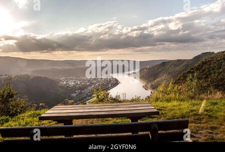 Paesaggio della Valle del Reno Vista dei fratelli ostili castelli Sterrenberg e Liebenstein a Kamp-Bornhofen e il villaggio di Bad Salzig Foto Stock