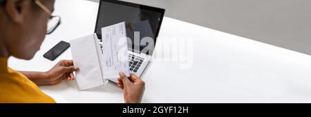 Controllo del libro paga. Controllo salario in attesa. Donna con stipendio Foto Stock